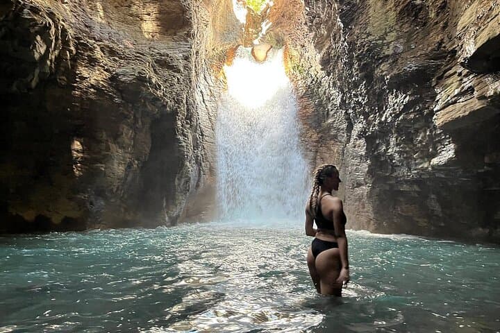 Private Tour to La Leona Waterfall with Tubing and Lunch