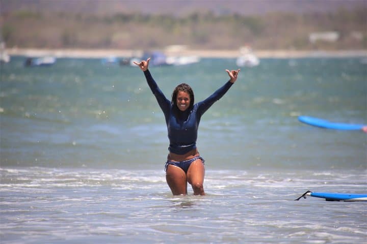 Beginners surf lessons on tamarindo beach